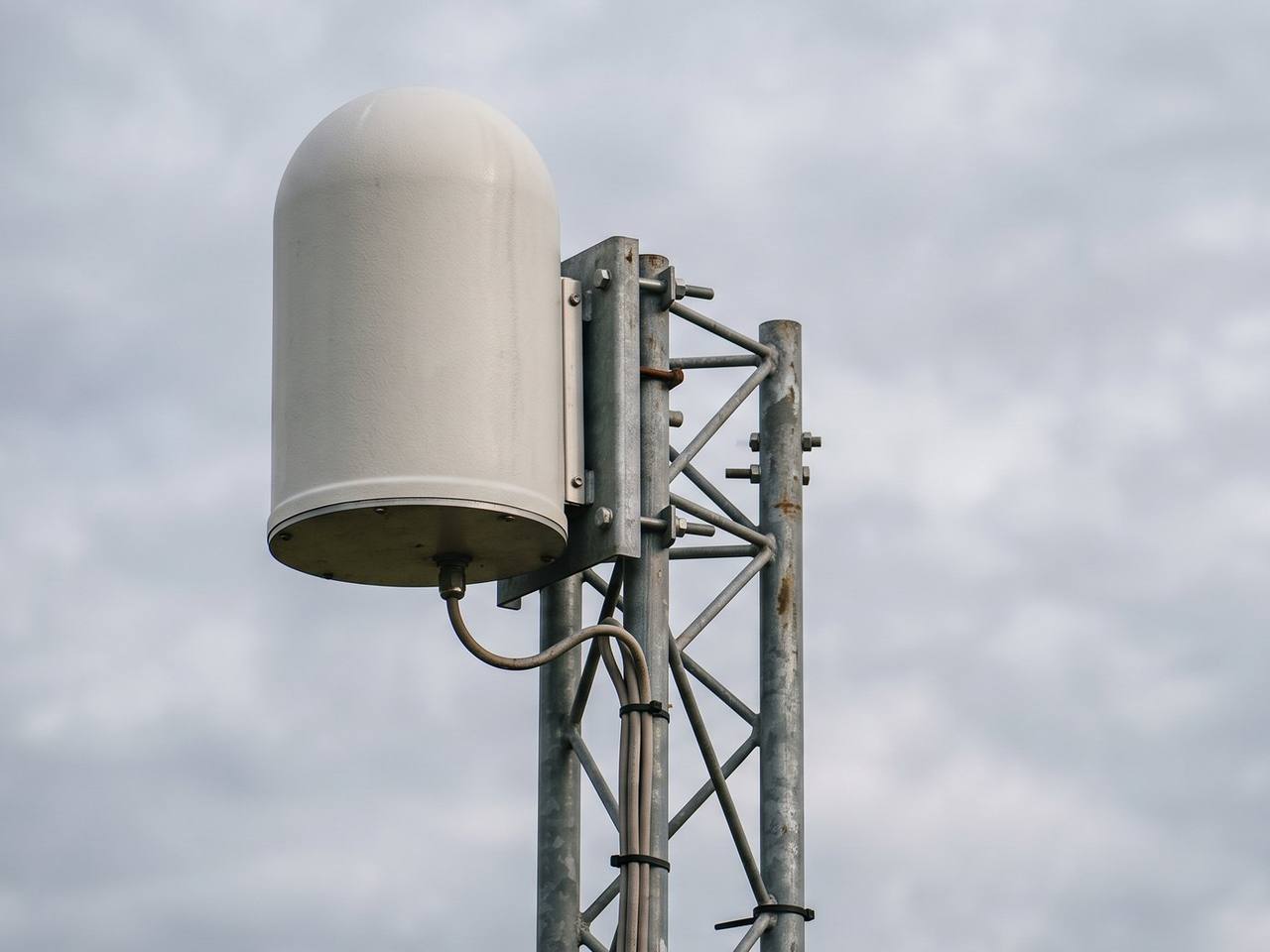 Antena de sensoriamento remoto montada em mastro